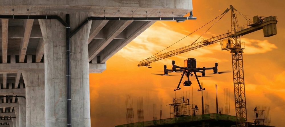 Dron u mostní konstrukce při západu slunce